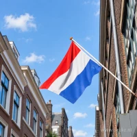 Nederlandse vlag aan een gevelstok