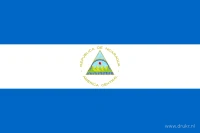 De Nicaraguaanse vlag heeft drie even hoge horizontale banen: blauw, wit en blauw. In de witte baan staat het nationale wapen met een driehoekig middendeel.