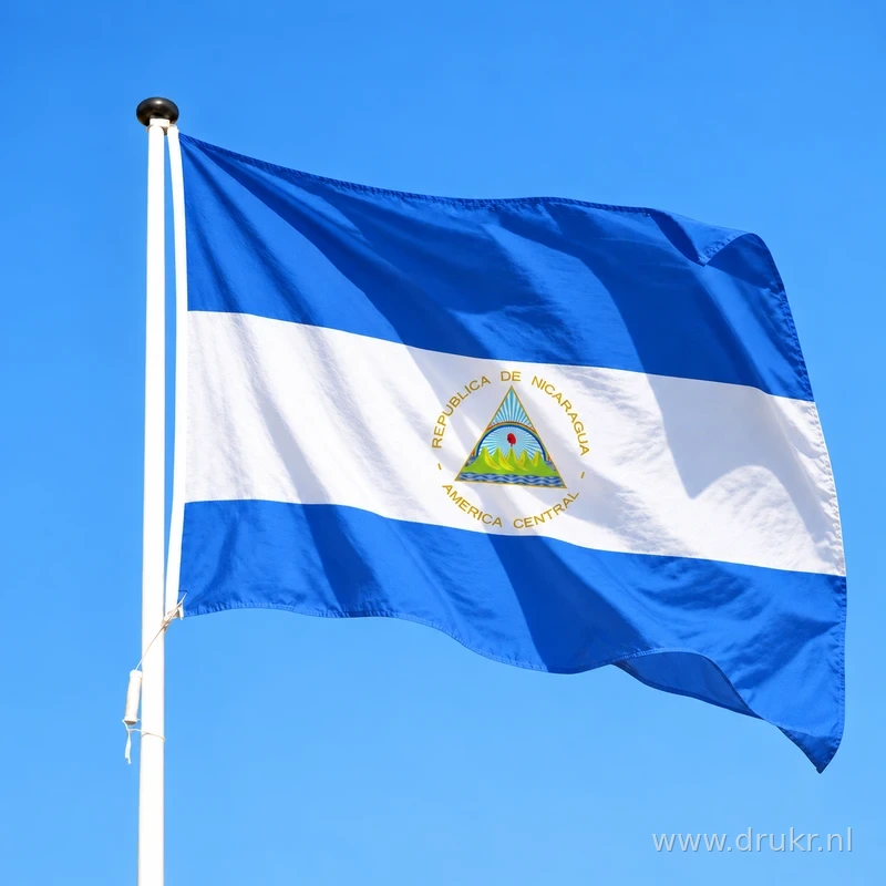Nicaraguaanse vlag wapperend aan een verticale witte mast