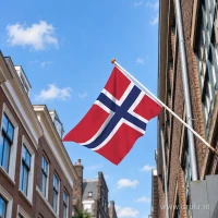 Noorse vlag aan een gevelstok