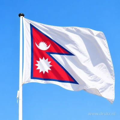 Nepalese vlag wapperend aan een verticale witte mast