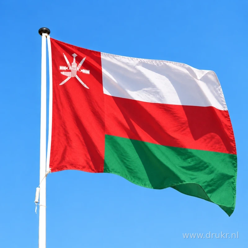 Omaanse vlag wapperend aan een verticale witte mast