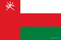 Een rode verticale hijsbaan naast drie horizontale banen in wit, rood en groen. Bovenaan de hijsbaan staat een wit nationaal embleem.