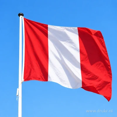 Peruaanse vlag wapperend aan een verticale witte mast