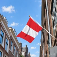 Peruaanse vlag aan een gevelstok