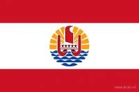 Een brede witte middenbaan tussen twee rode banen, met centraal een rood-goud-blauw embleem met kano, zonnestralen en golven.