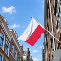 Poolse vlag aan een gevelstok