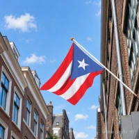 Vlag van Puerto Rico aan een gevelstok