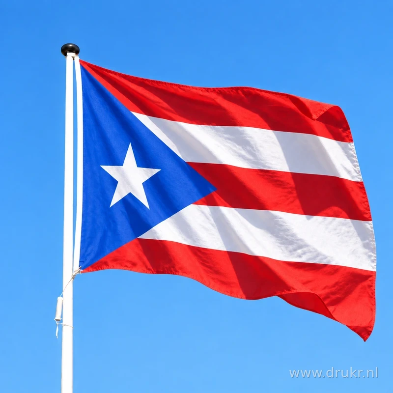 Vlag van Puerto Rico wapperend aan een verticale witte mast