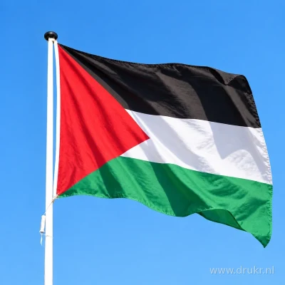 Palestijnse vlag wapperend aan een verticale witte mast