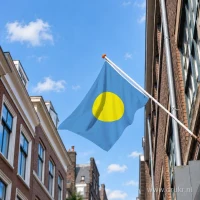 Vlag van Palau aan een gevelstok