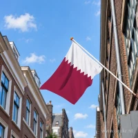Qatarese vlag aan een gevelstok