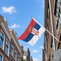Servische vlag aan een gevelstok