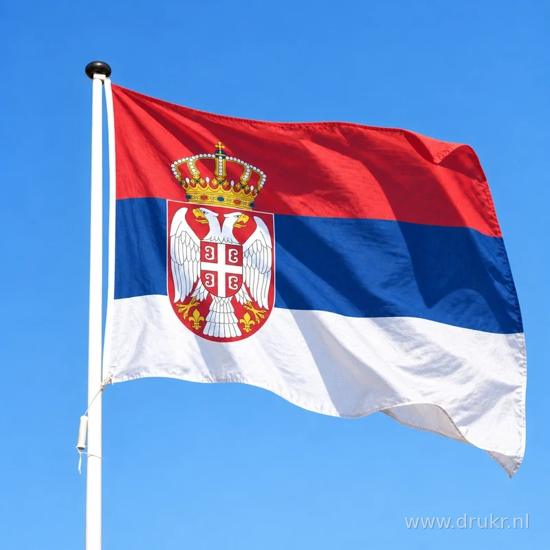 Servische vlag wapperend aan een verticale witte mast