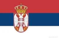 De Servische vlag heeft rode, blauwe en witte horizontale banen met het Servische wapen dichter bij de hijszijde.