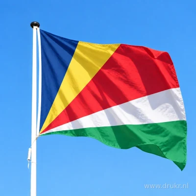 Seychelse vlag wapperend aan een verticale witte mast