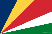 De Seychelse vlag heeft vijf schuine kleurvlakken die samenkomen in de onderste hoek aan de hijszijde: blauw, geel, rood, wit en groen.