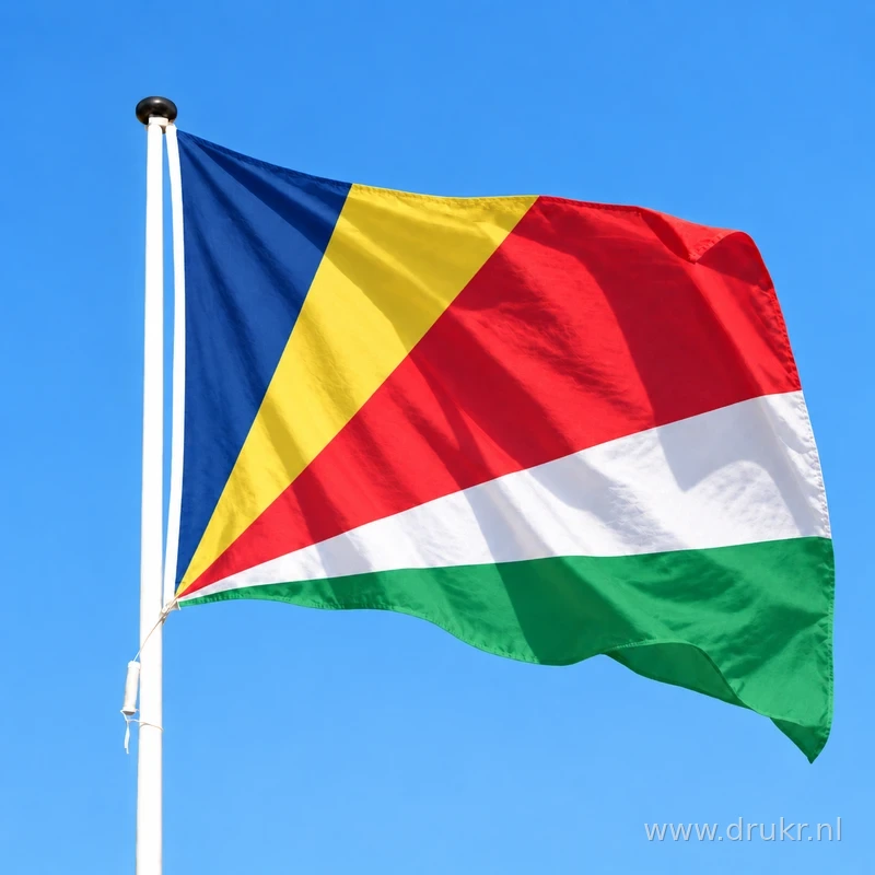 Seychelse vlag wapperend aan een verticale witte mast