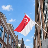 Singaporese vlag aan een gevelstok