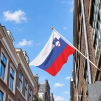 Sloveense vlag aan een gevelstok