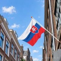 Slowaakse vlag aan een gevelstok