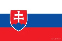 De Slowaakse vlag heeft witte, blauwe en rode horizontale banen met een rood schild dichter bij de hijszijde.