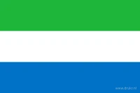 De vlag van Sierra Leone heeft drie even hoge horizontale banen: groen boven, wit in het midden en blauw onder.