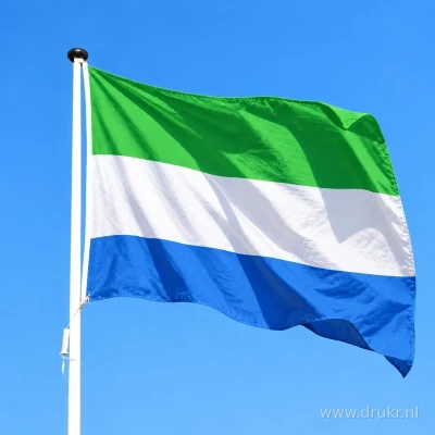 Vlag van Sierra Leone wapperend aan een verticale witte mast