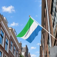 Vlag van Sierra Leone aan een gevelstok