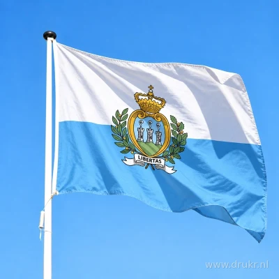 San Marinese vlag wapperend aan een verticale witte mast