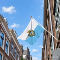 San Marinese vlag aan een gevelstok