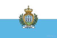 De San Marinese vlag heeft twee even hoge horizontale banen: wit boven en lichtblauw onder. Het wapen staat in het midden.