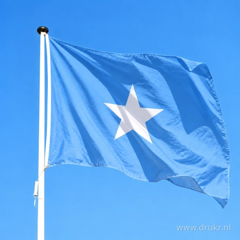 Somalische vlag wapperend aan een verticale witte mast