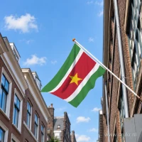 Surinaamse vlag aan een gevelstok