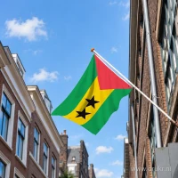 Vlag van São Tomé en Príncipe aan een gevelstok