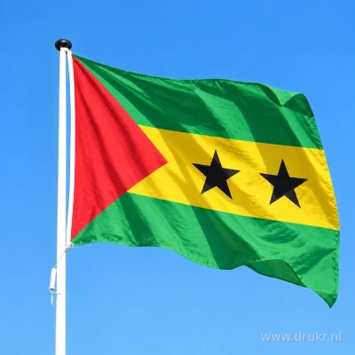 Vlag van São Tomé en Príncipe wapperend aan een verticale witte mast