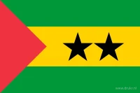De vlag van São Tomé en Príncipe heeft groene banen boven en onder en een bredere gele middenbaan. Aan de hijszijde staat een rode driehoek; in de gele baan staan twee zwarte vijfpuntige sterren.