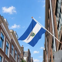 Salvadoraanse vlag aan een gevelstok