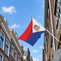Vlag van Sint Maarten aan een gevelstok