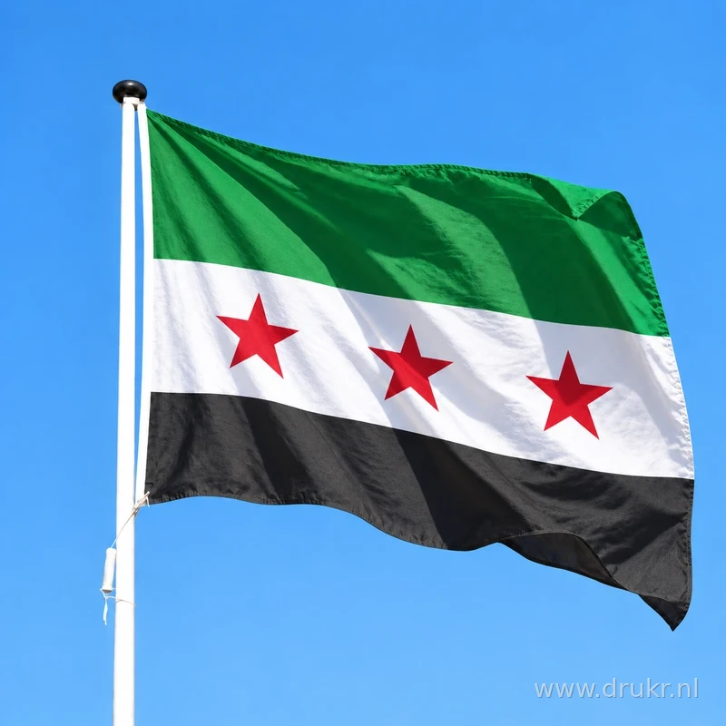Syrische vlag wapperend aan een verticale witte mast