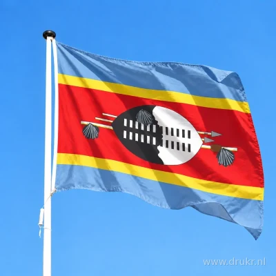 Vlag van Eswatini wapperend aan een verticale witte mast