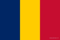 De Tsjadische vlag heeft drie even brede verticale banen: donkerblauw aan de hijszijde, goudgeel in het midden en rood aan de vrije zijde.