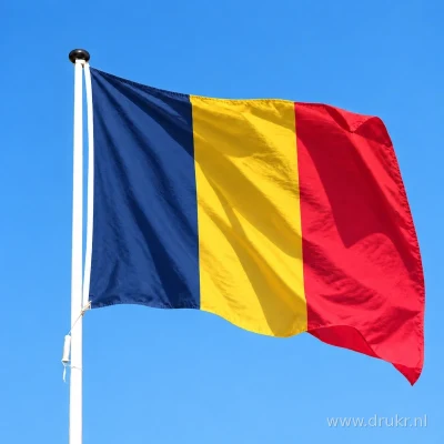 Tsjadische vlag wapperend aan een verticale witte mast