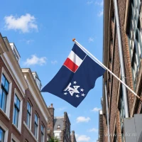 Vlag van Franse Zuidelijke Gebieden aan een gevelstok