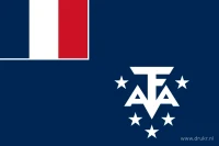 Een donkerblauw veld met de Franse driekleur linksboven en een wit TAAF-monogram met vijf witte sterren aan de vrije zijde.