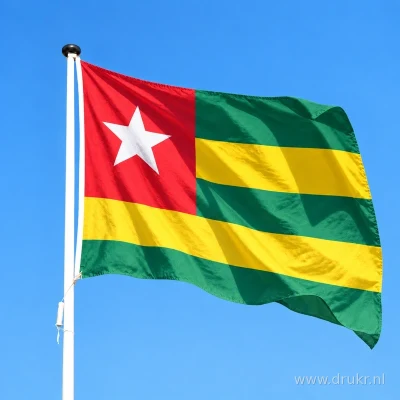 Togolese vlag wapperend aan een verticale witte mast