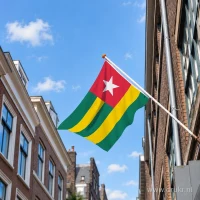 Togolese vlag aan een gevelstok