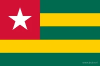 De Togolese vlag heeft vijf even hoge horizontale banen: groen, geel, groen, geel en groen. In de bovenhoek aan de hijszijde staat een rood vierkant met een witte vijfpuntige ster.