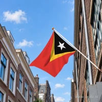 Vlag van Oost-Timor aan een gevelstok