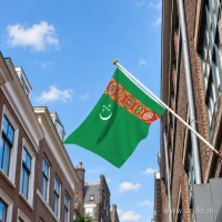 Turkmeense vlag aan een gevelstok